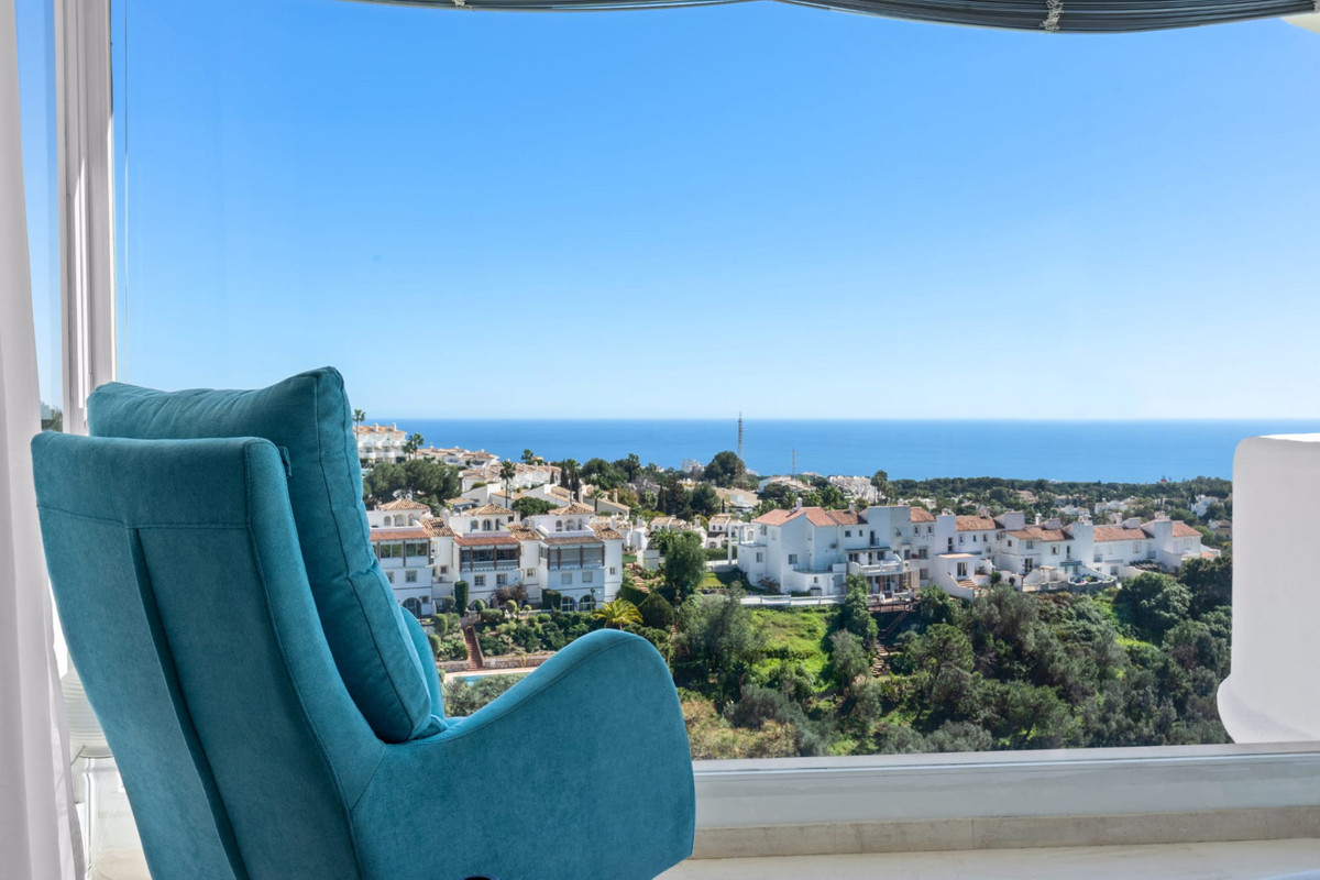 Calahonda 3 bedroom 2 bathroom apartment with amazing views